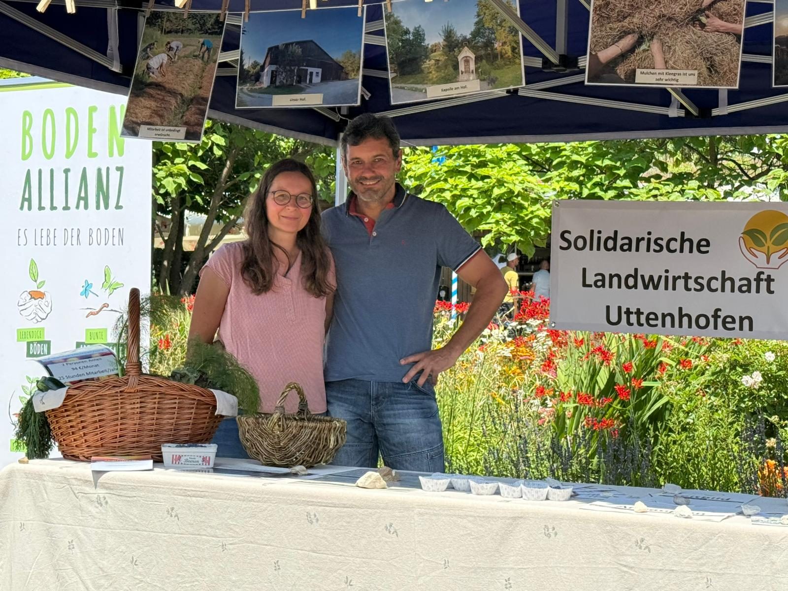 Katja am Marktstand mit dem Schild Solidarische Landwirtschaft Uttenhofen