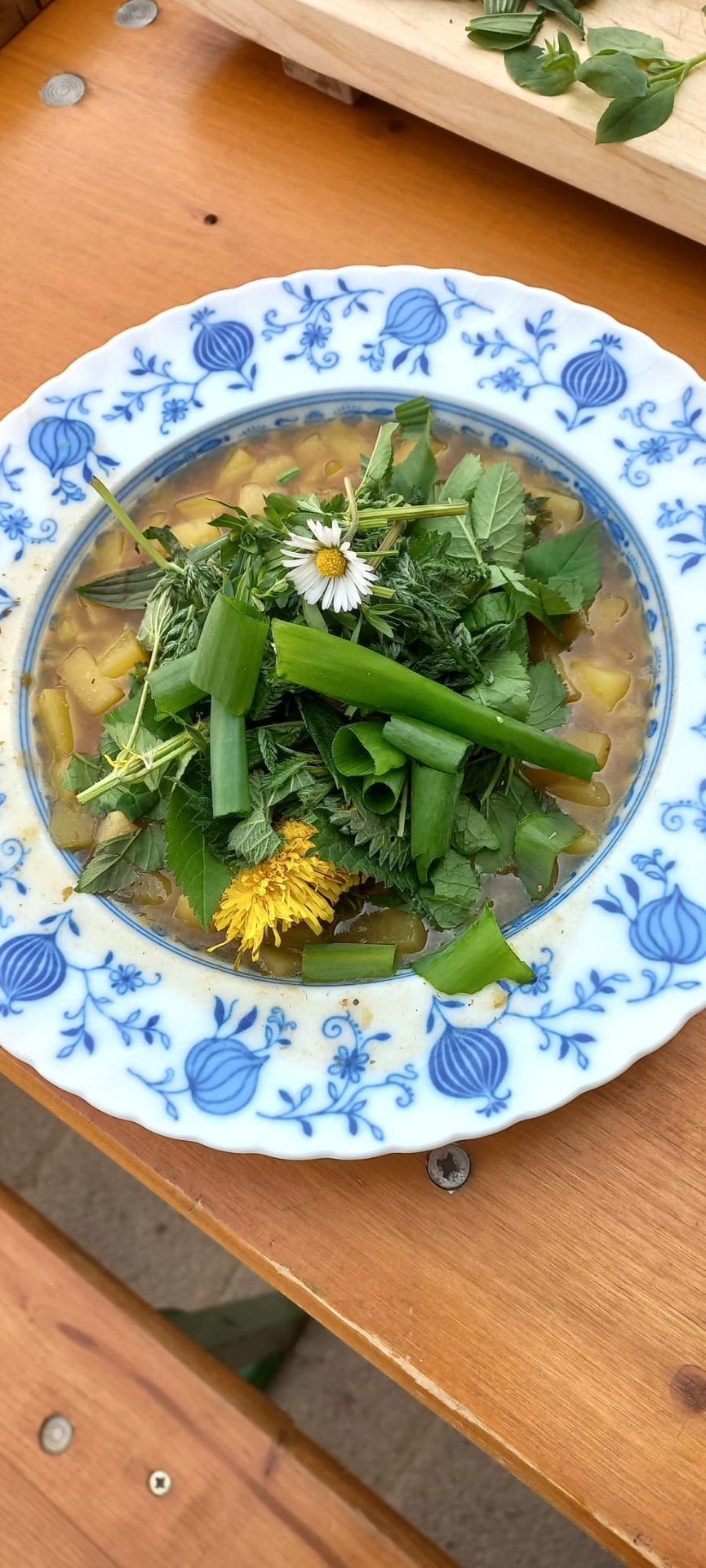 Wildkräutersuppe mit Blüten